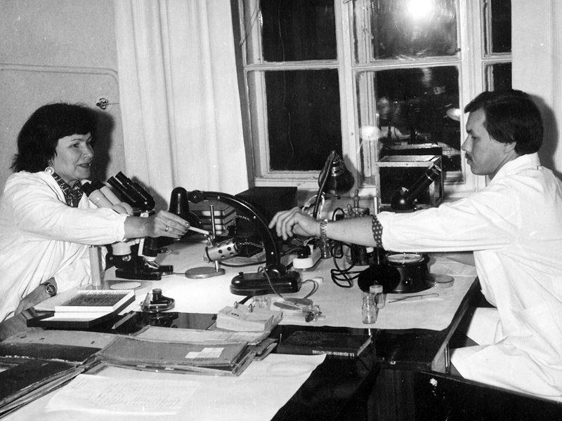 М.Сергієнко та В.Казаков у лабораторії грунтової зоології (1979)